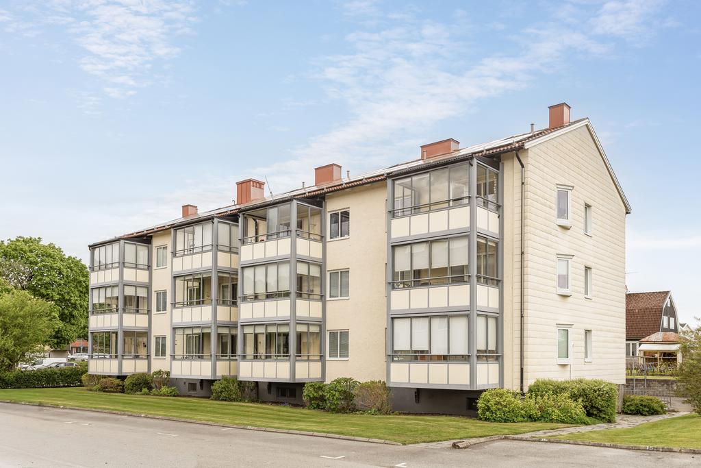 Baksidan med inglasade balkonger