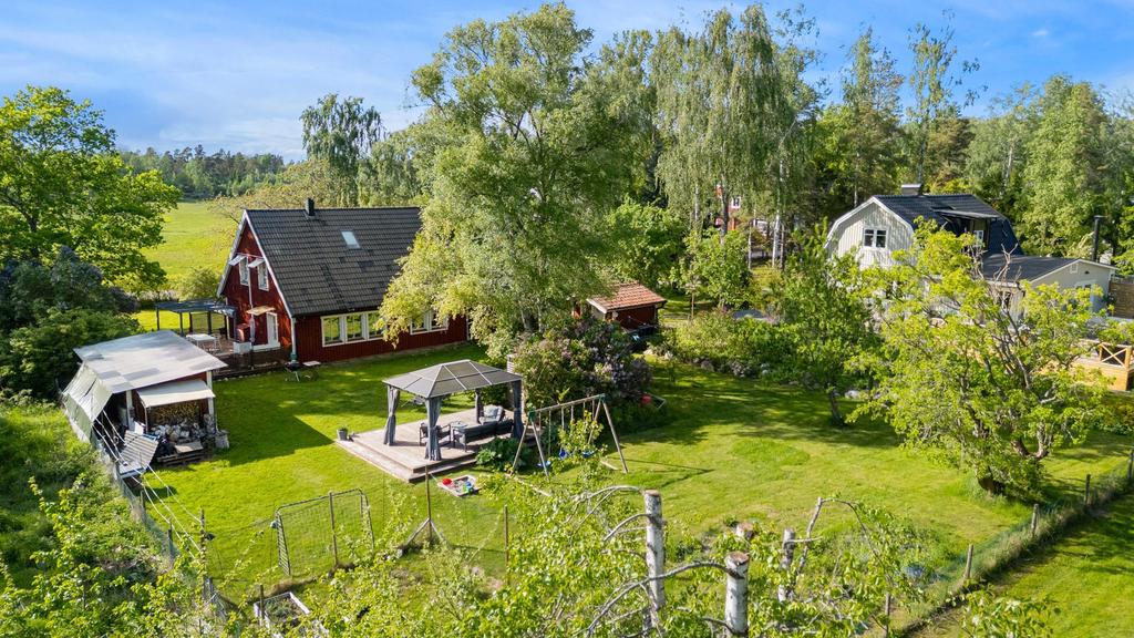 Lummig trädgårdstomt med flera uthus