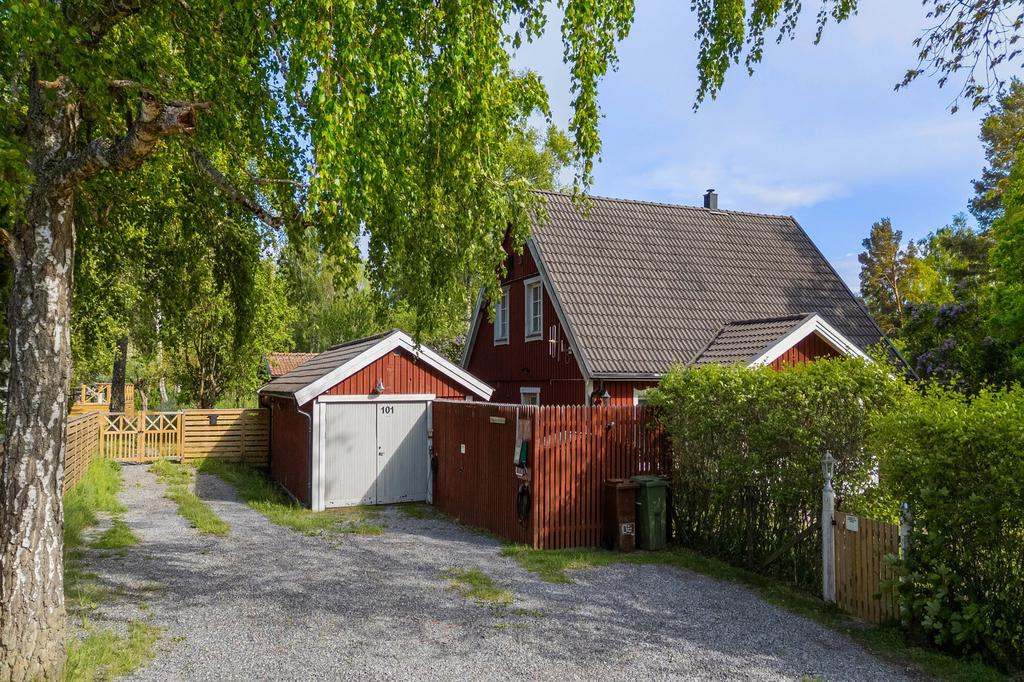 Gemensam uppfart med plats för flera bilar.