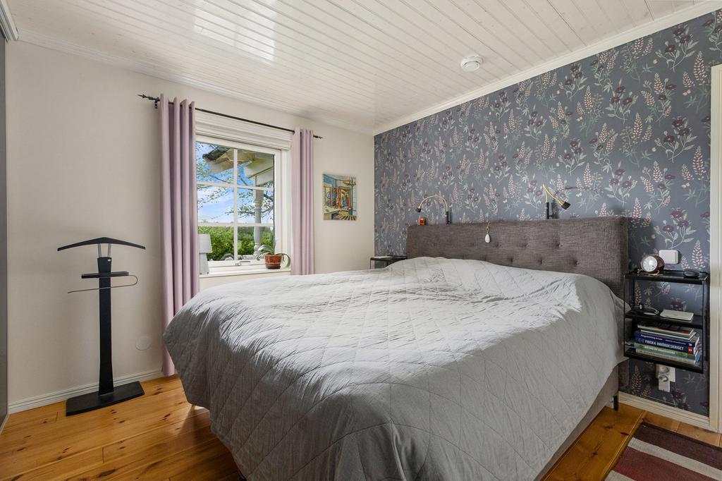 Sovrum entreplan. Plats för dubbelsäng och sängbord. Garderober till vänster.