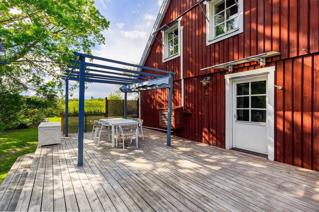 Altan mer pergola. Stor plats för bjudningar och fest!