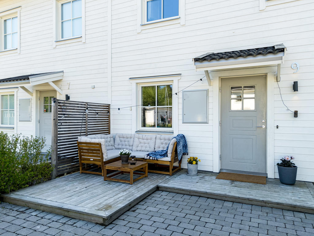 Uteplats och stenbelagd uppfart