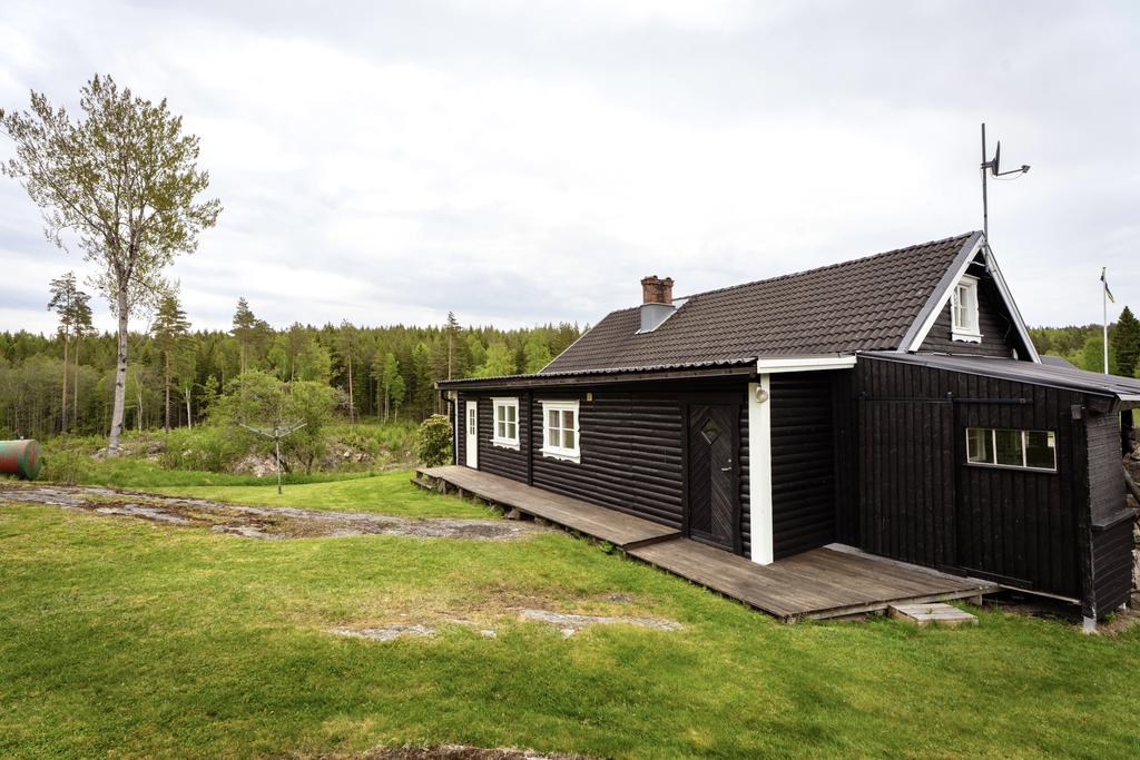 Utgång från groventrén och sovrummet på entréplan