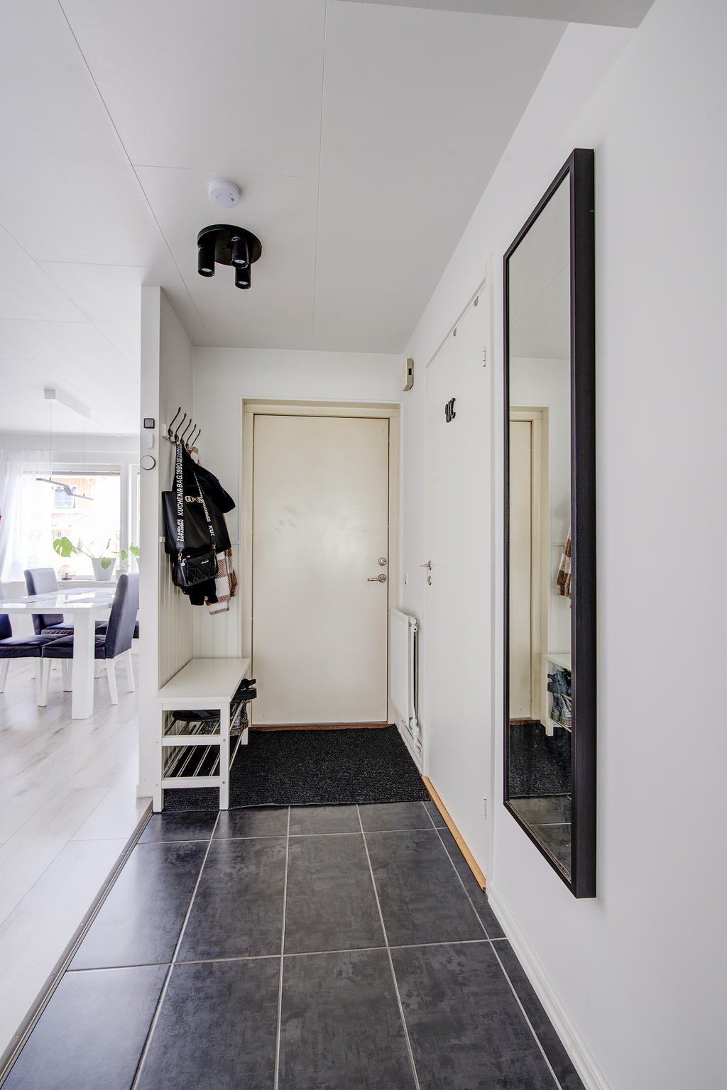 Hall med praktiskt klinkergolv. I hallen finns även en klädkammare. 