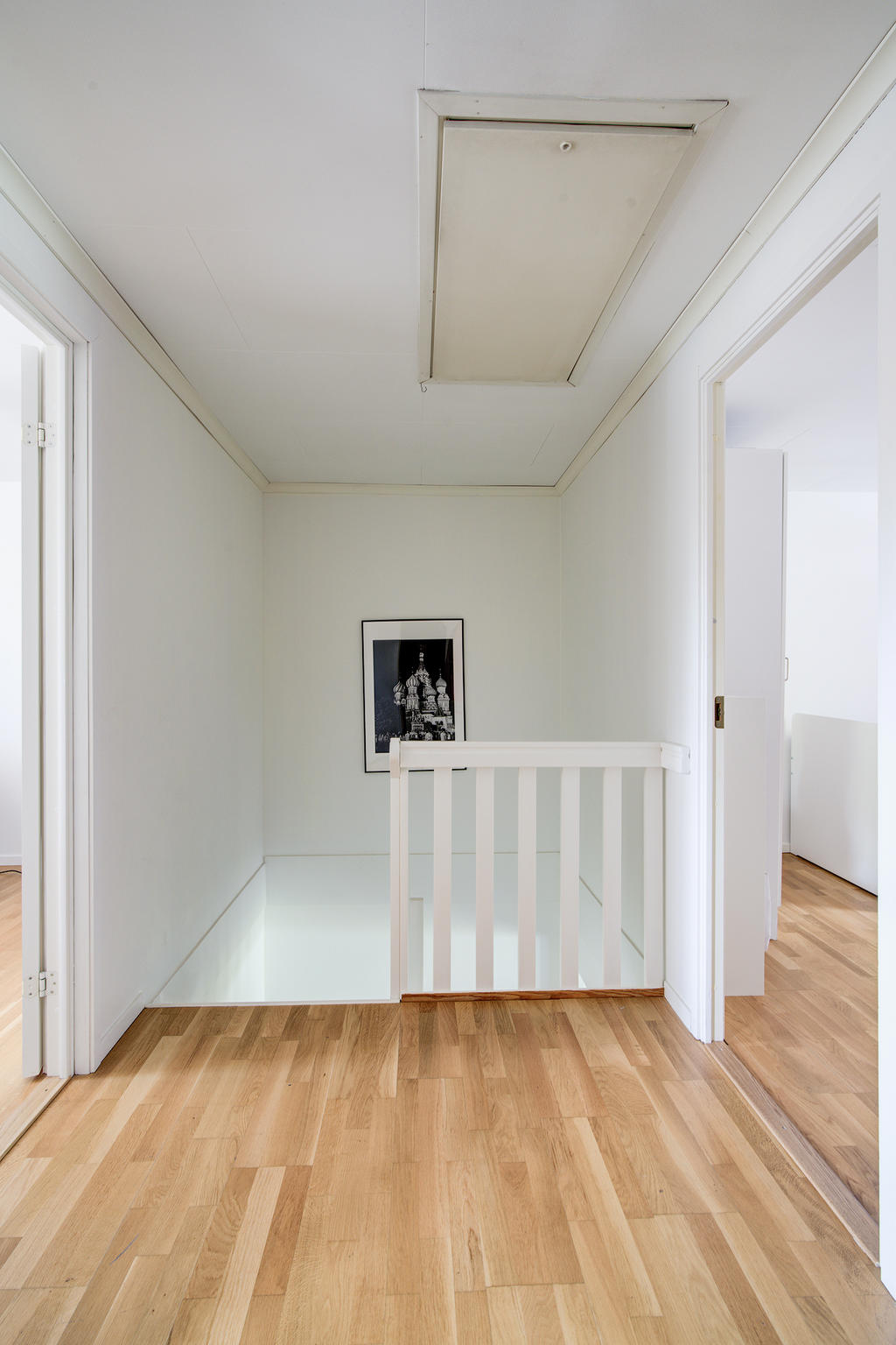 Hall med parkettgolv på bostadens övre plan.