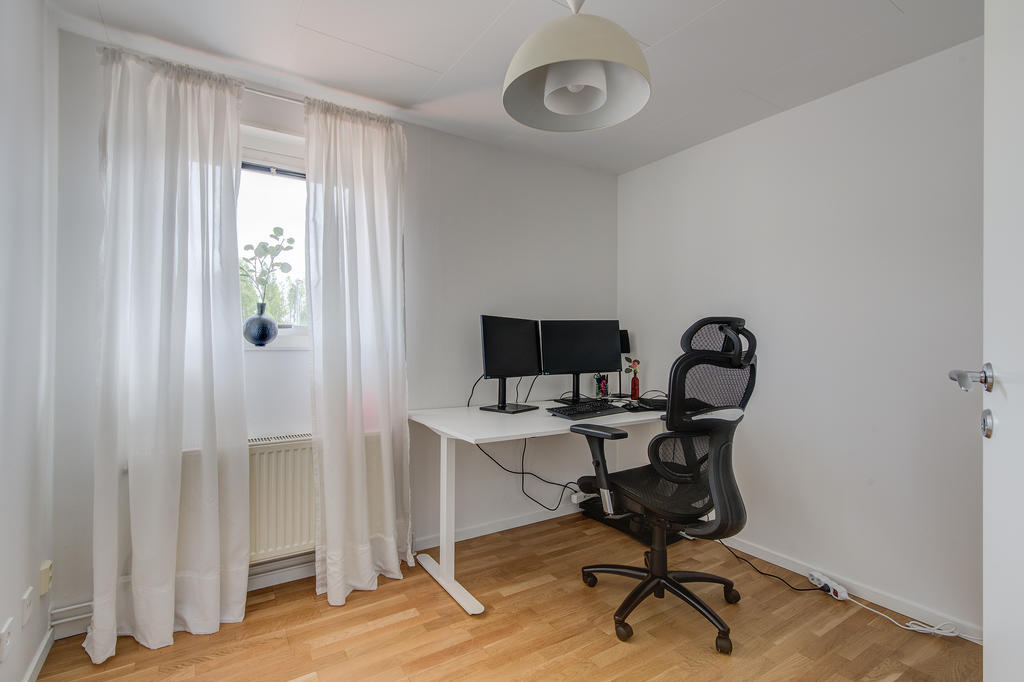 Sovrum som lämpligen även kan användas som kontor. 