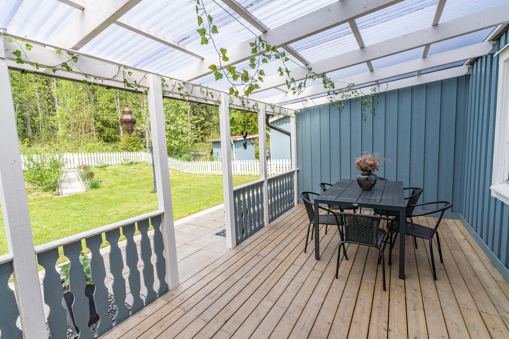 Mysig altan belägen på bostadens baksida med utsikt mot skogen. Altanen är belägen under tak (tak från 2025), vilket gör den härlig att umgås på oavsett väder. 
Väderstreck: Väst