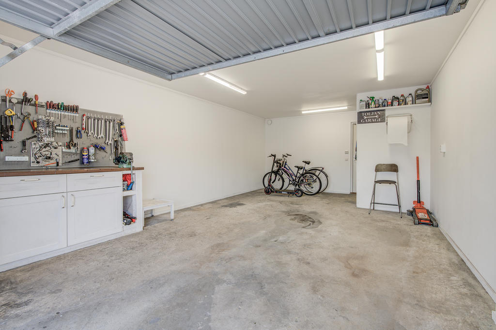 Rymligt garage med gjuten platta och el. Garaget renoverades invändigt ca 2021.