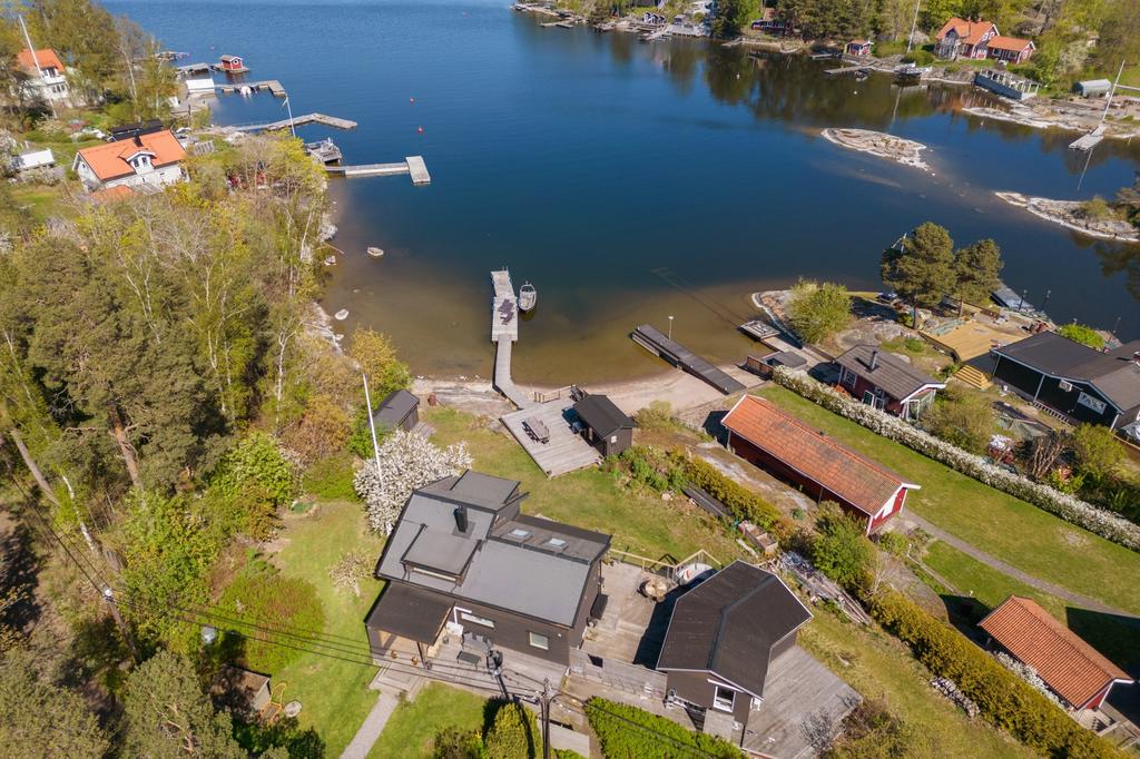 Tallvägen 13 med vy över viken från ovan