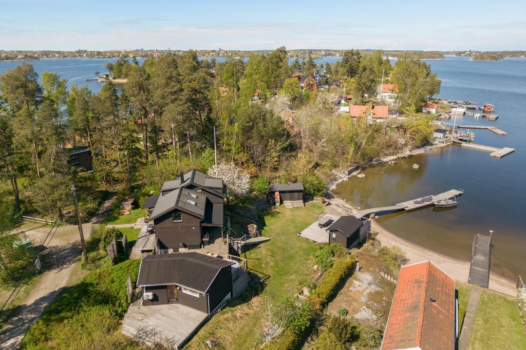Njut av egen strand och egen brygga på tomt om 1 350 m²