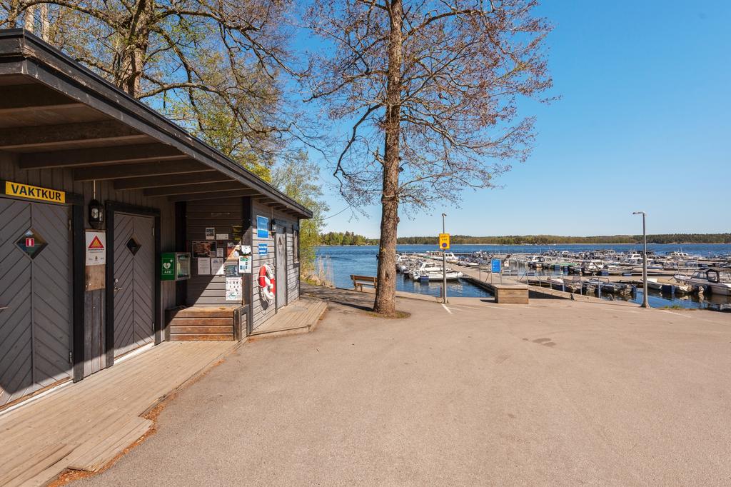 Mor Annas Brygga med P - plats för bil och båt 