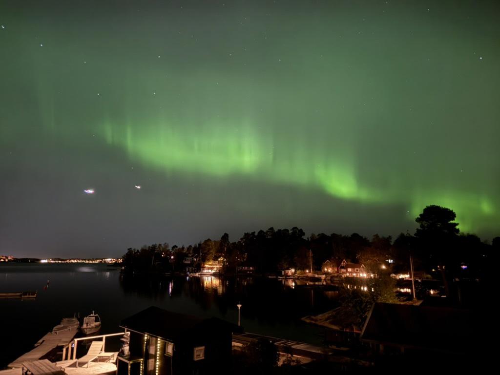 Spektakulärt NORRSKEN på himlen ovan villan