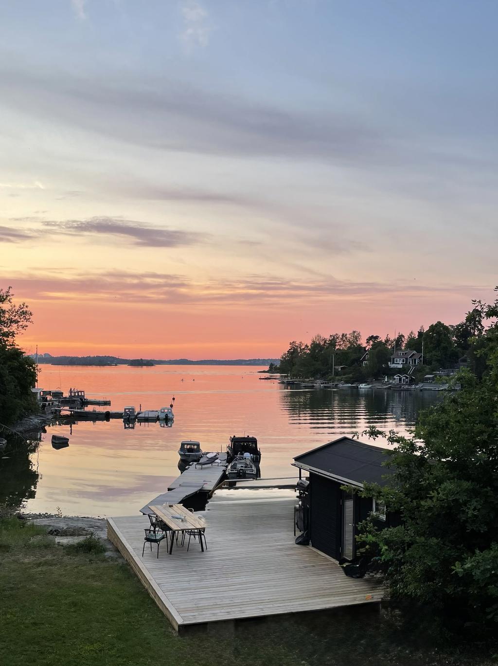 Bryggan sommartid med rosa himmel