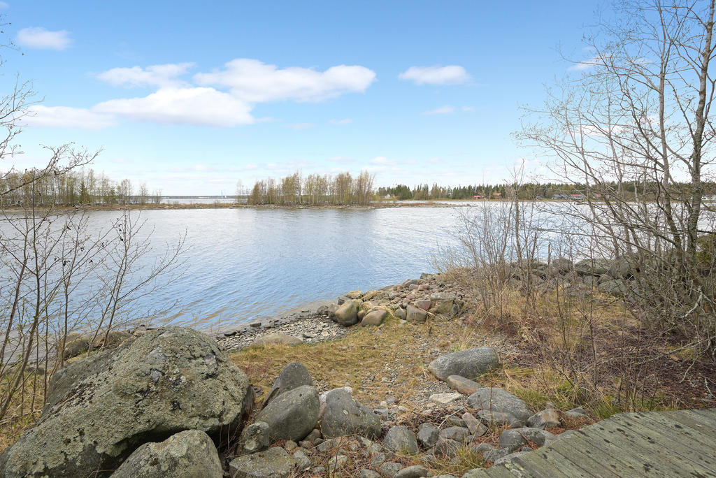 Från altanen utanför sjöboden
