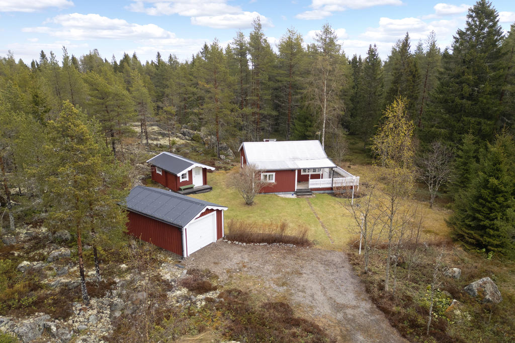 Drönarfoto tomten och det naturnära läget