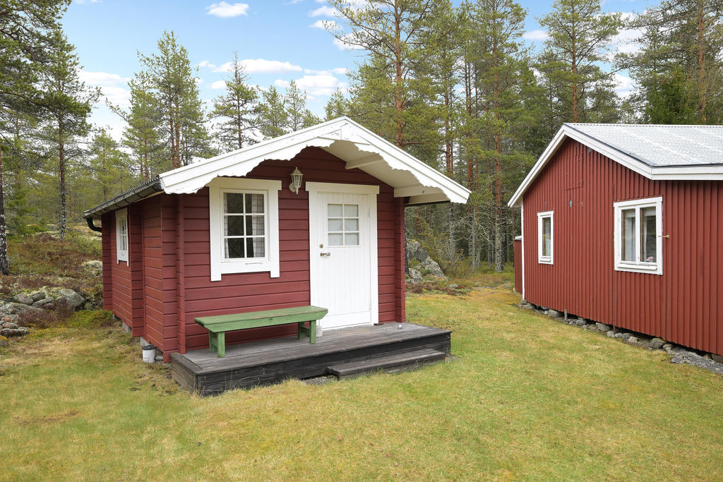 Gäststugan med litet kök/matplats och sovplatser