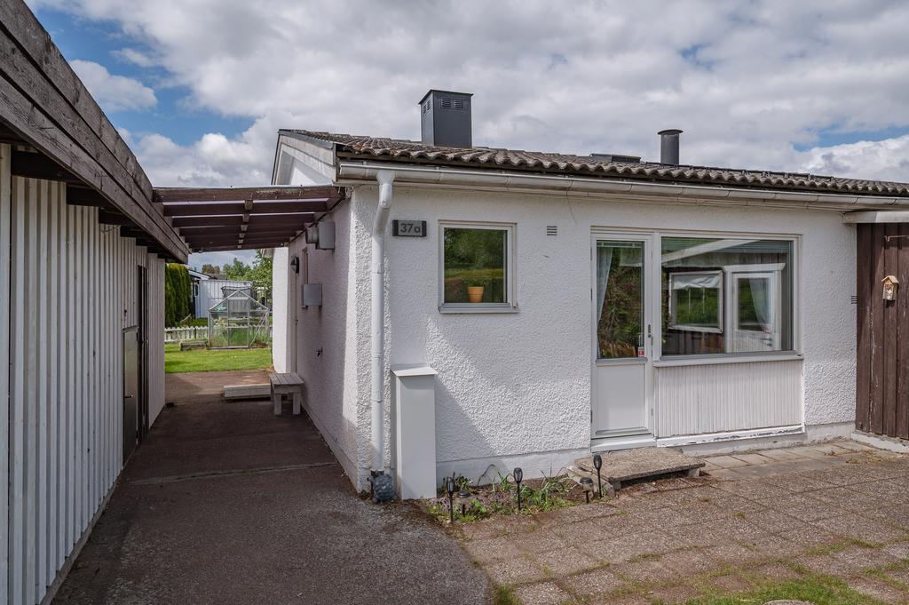 Stenbelagd uteplats på framsidan 