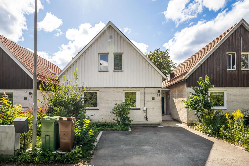 2 bilplatser med elbilsladdare installerad
