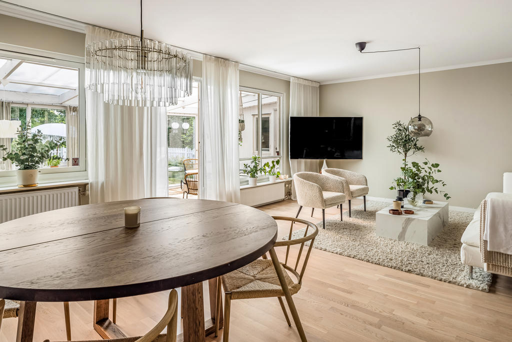 Rymligt vardagsrum som rymmer både matplats och tv-hörna