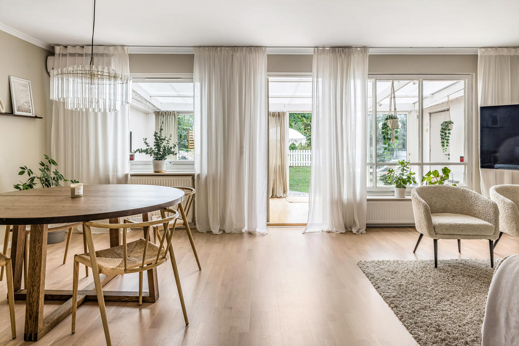 Fria siktlinjer långt ut på tomten ger fin känsla av rymd