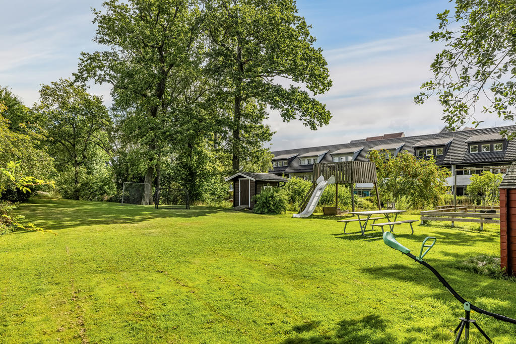 Lekpark och grönytor intill bostaden