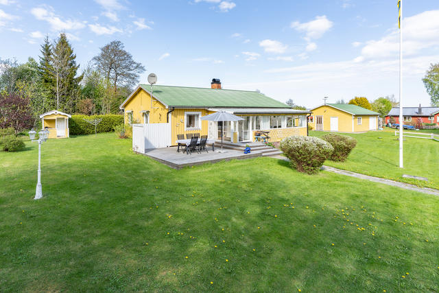  Från delar av huset och tomten skymtar havet och skapar en rofylld kustkänsla. 