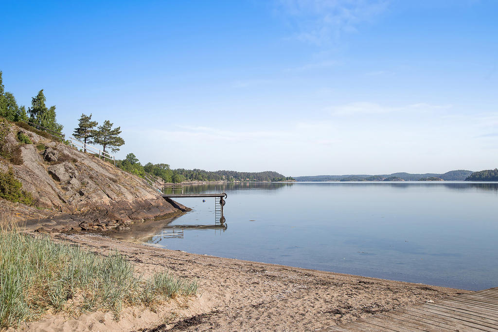 Vid Husgärdet erbjuds bad både ifrån sandstrand och brygga