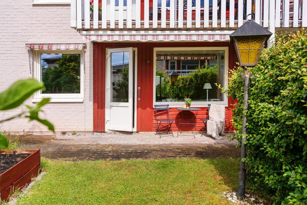 Trevligt med stenlagt uteplats under tak
