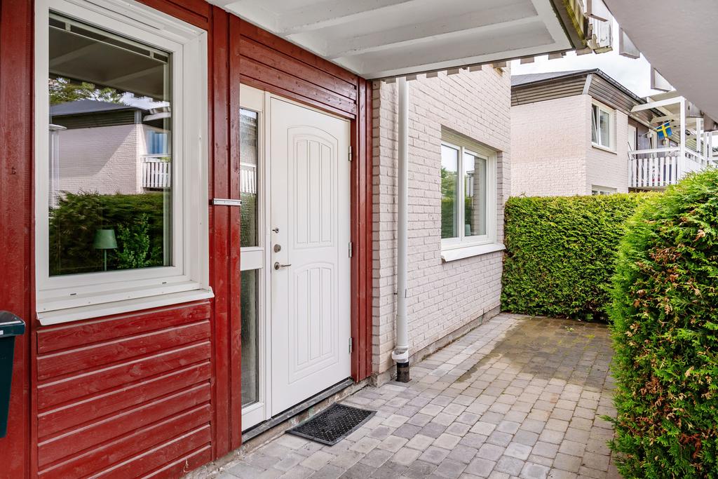 Entré med liten uteplats 