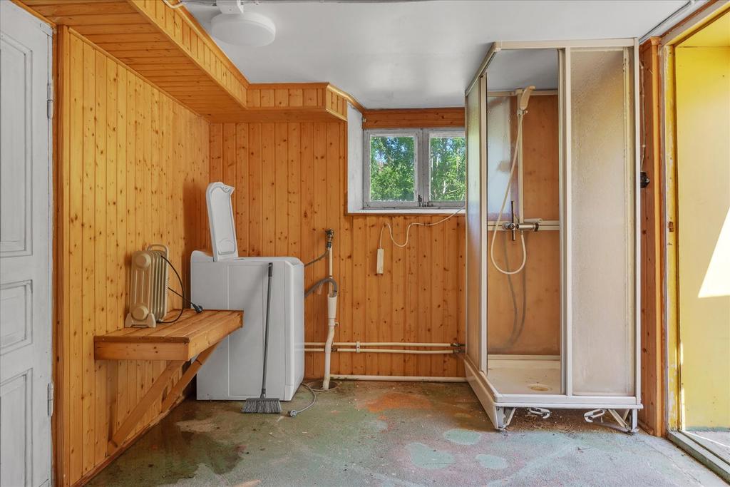 Källaren tvättstuga med tvättmaskin och dusch