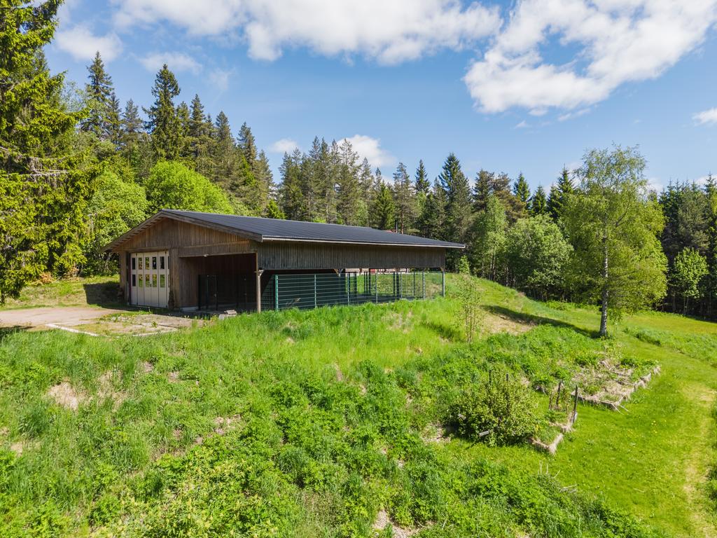 Generösa garageytor som passar perfekt för fordon, hobbyverksamhet eller extra förvaring.