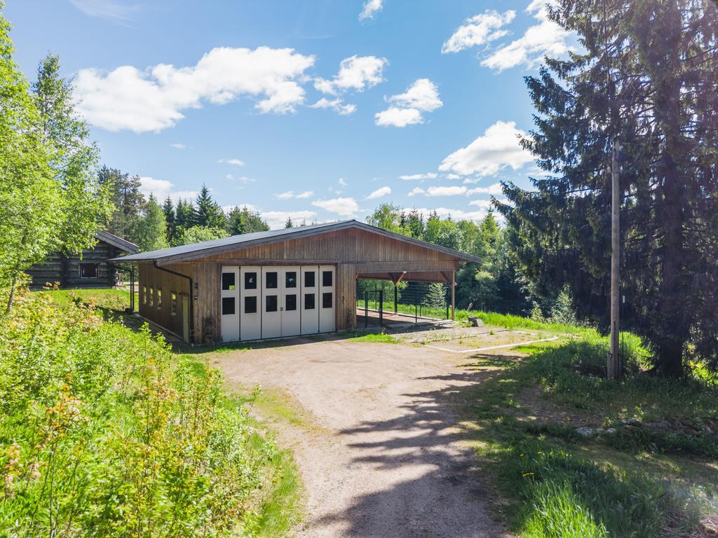 Det rymliga garaget erbjuder stora portar och gott om plats för både fordon, maskiner och hobbyverksamhet. Intill finns dessutom en generös hundgård.