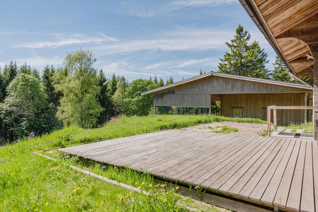 En härlig altan intill husets entré där man kan sitta och njuta av lugnet!