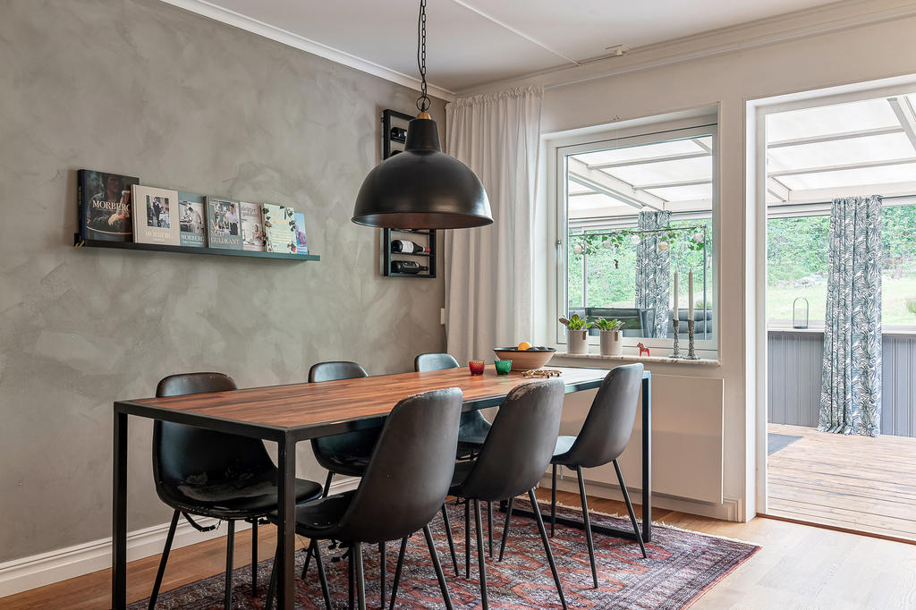 Matplats i kök och utgång till uterummet