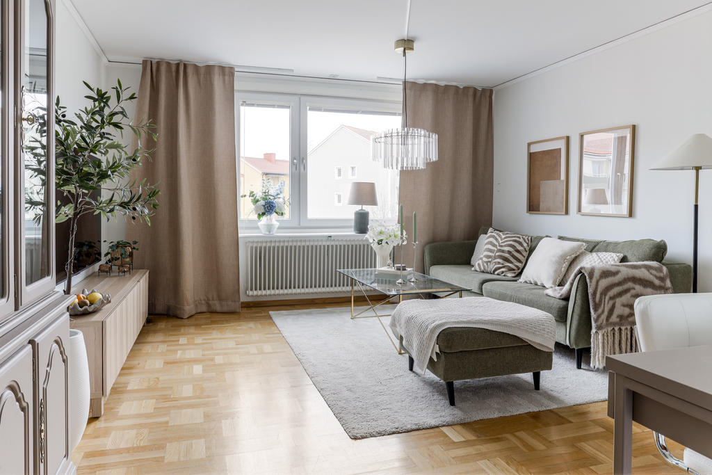 Rymligt vardagsrum med fina parkettgolv och nyare fönster