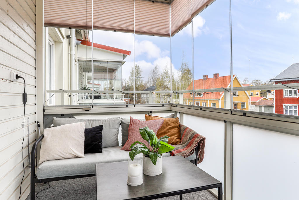 Fin inglasad balkong med eluttag