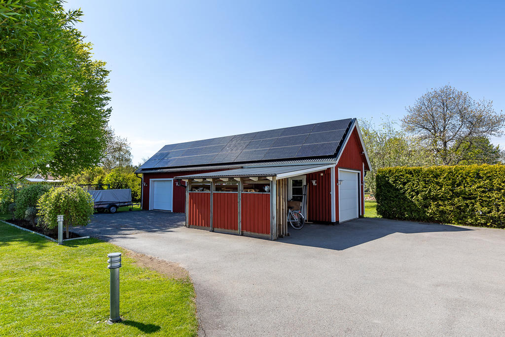 Uthusbyggnad med garage och carport
