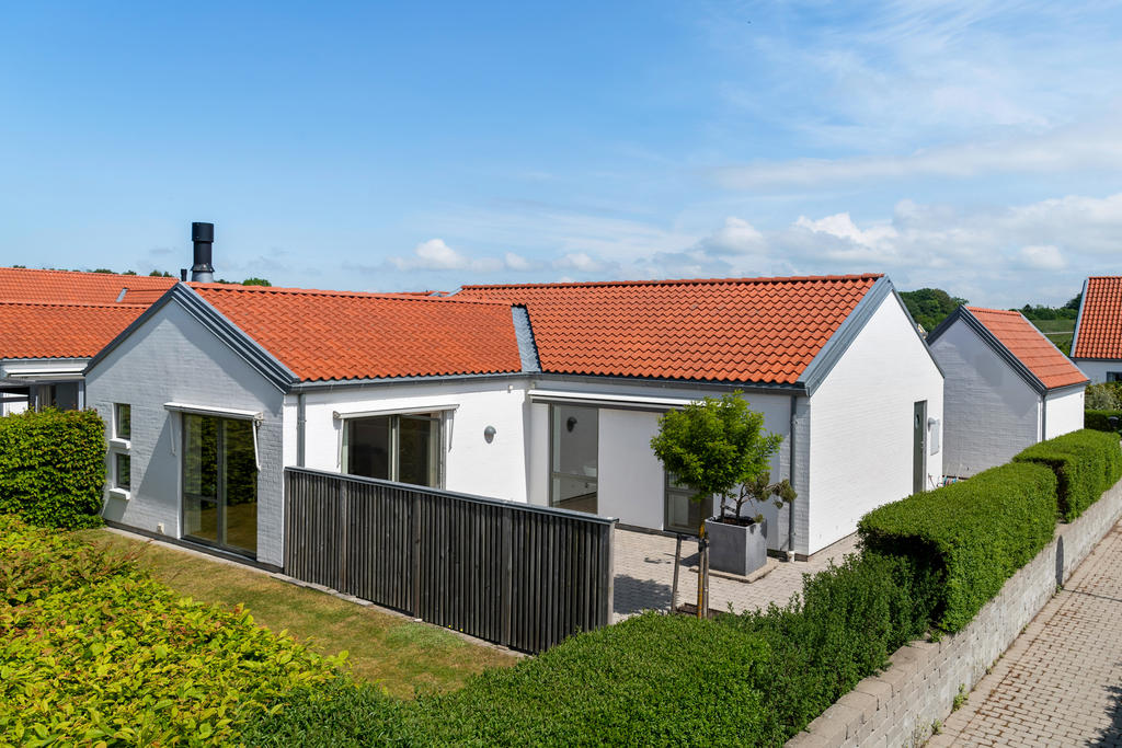 Sidan om huset finns gångstigen som på ett par minuter tar dig ner till havet. 