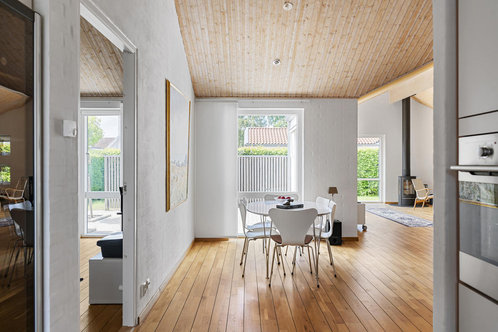 Matplats med vy från köket in till vardagsrummet. 