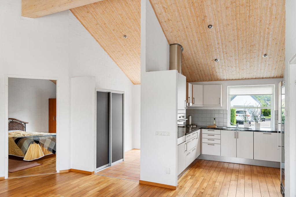 Inbyggda garderober i hallen och vy mot bostadens andra sovrum. 