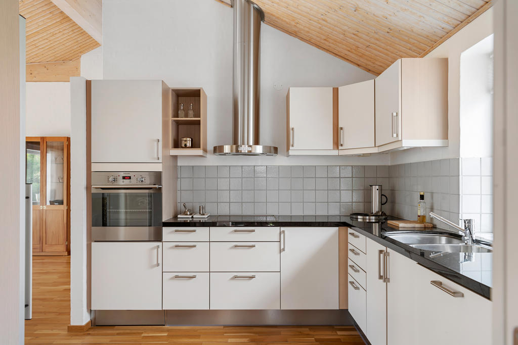 Köket är fullutrustat med vitvaror från Electrolux. 