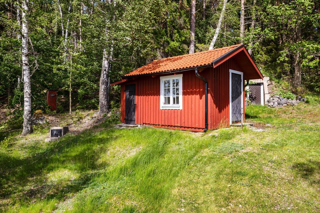 Gäststuga 2 med förråd och röken till vänster
