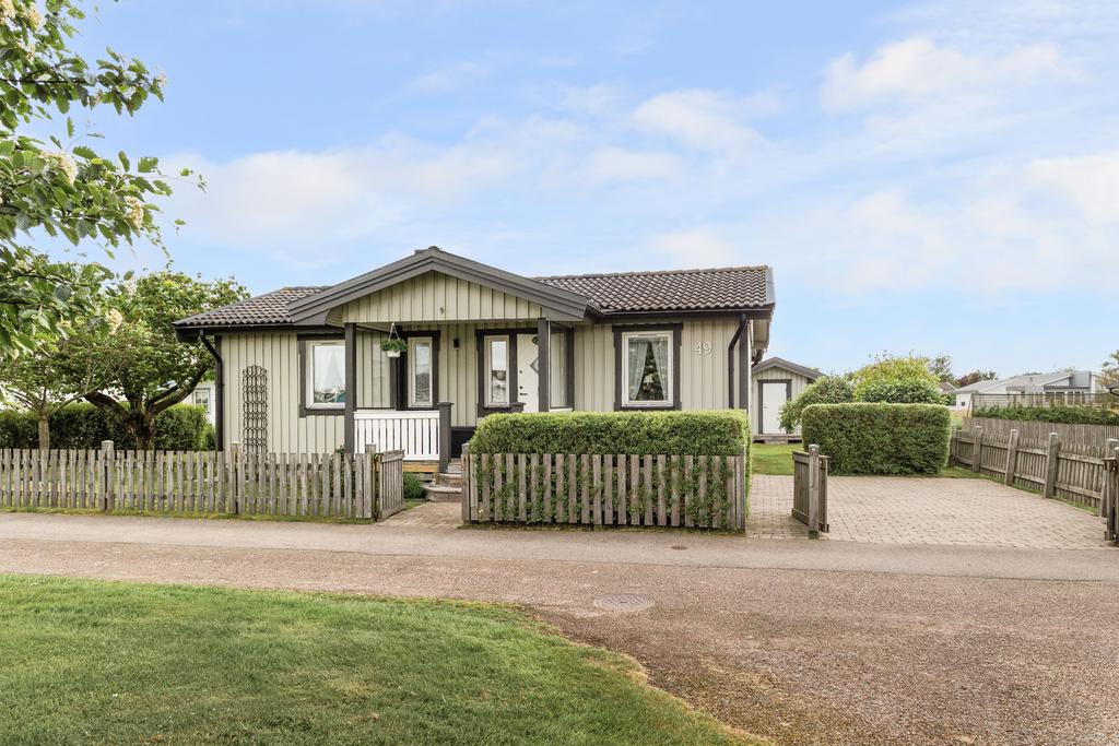 Framsidan av fastigheten med uppfart