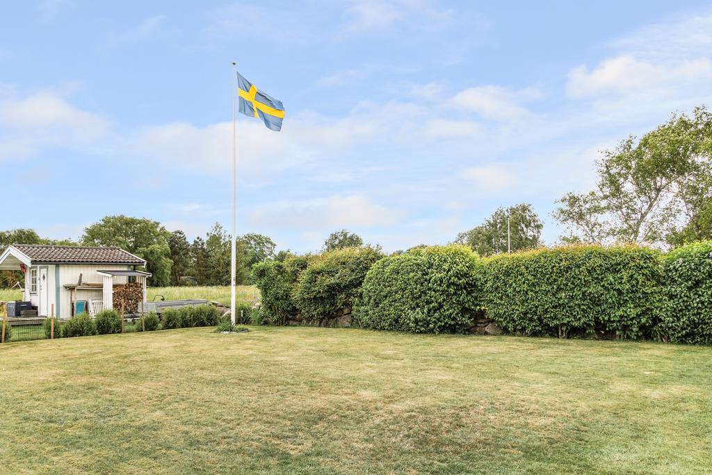 Den öppna omgivningen ger en härlig känsla av rymd och närhet till naturen. Här kan man njuta av lugnet och de vackra vyerna.