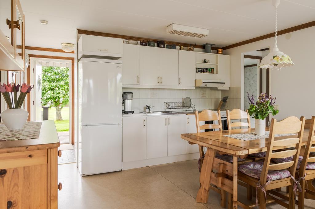 Ljust och funktionellt kök med goda arbetsytor och plats för matbord. 