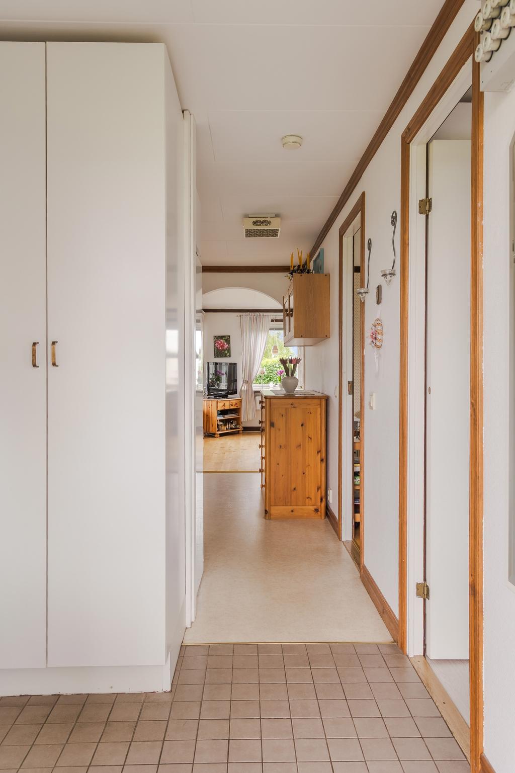 Praktisk hall med bra förvaringsmöjligheter och anslutning till bostadens övriga rum. Här finns gott om plats för ytterkläder och skor.