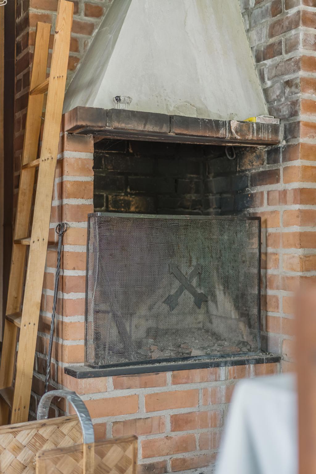Den öppna spisen är en vacker detalj som lyfter fram bostadens traditionella känsla.