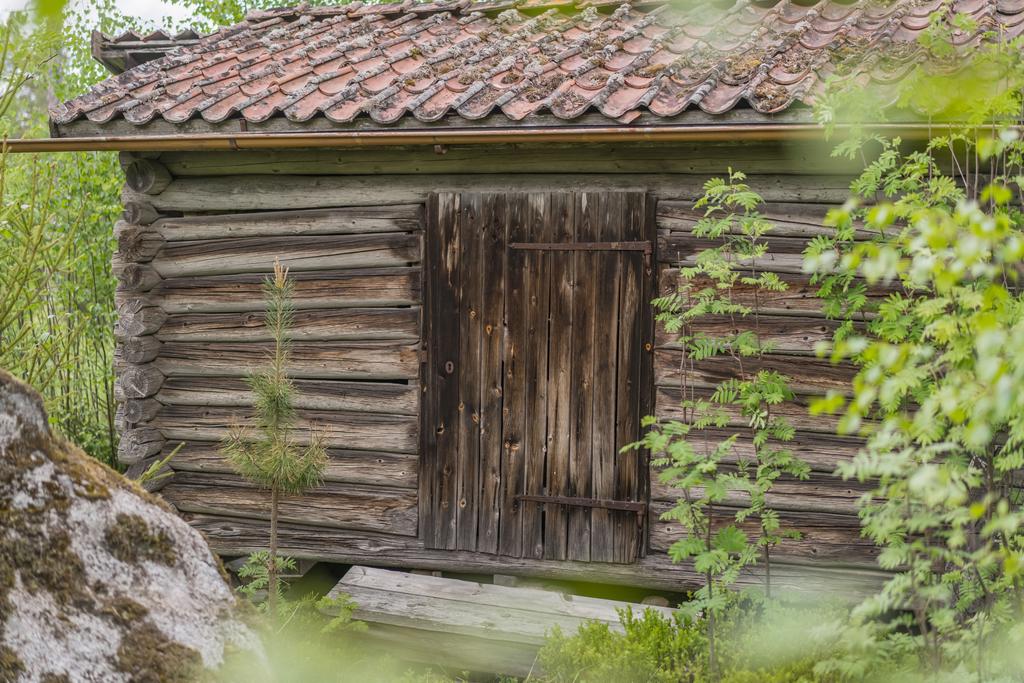 Här finns det gott om förvaring i form av förrådsbyggnader. 
