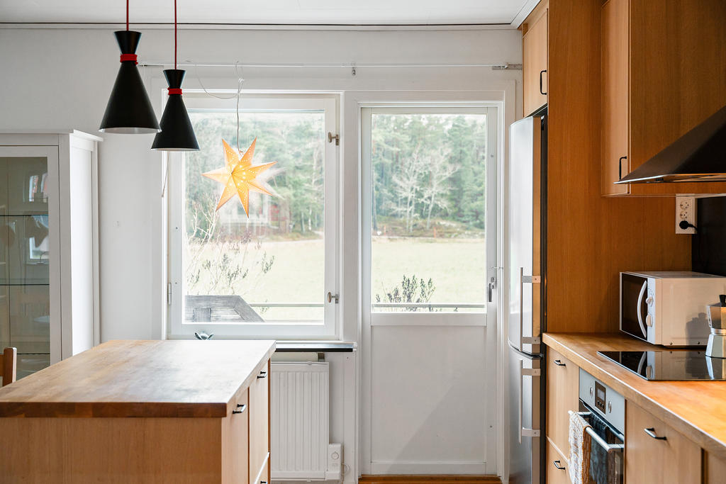 Från köket når man uteplatsen med soligt läge och rogivande vy