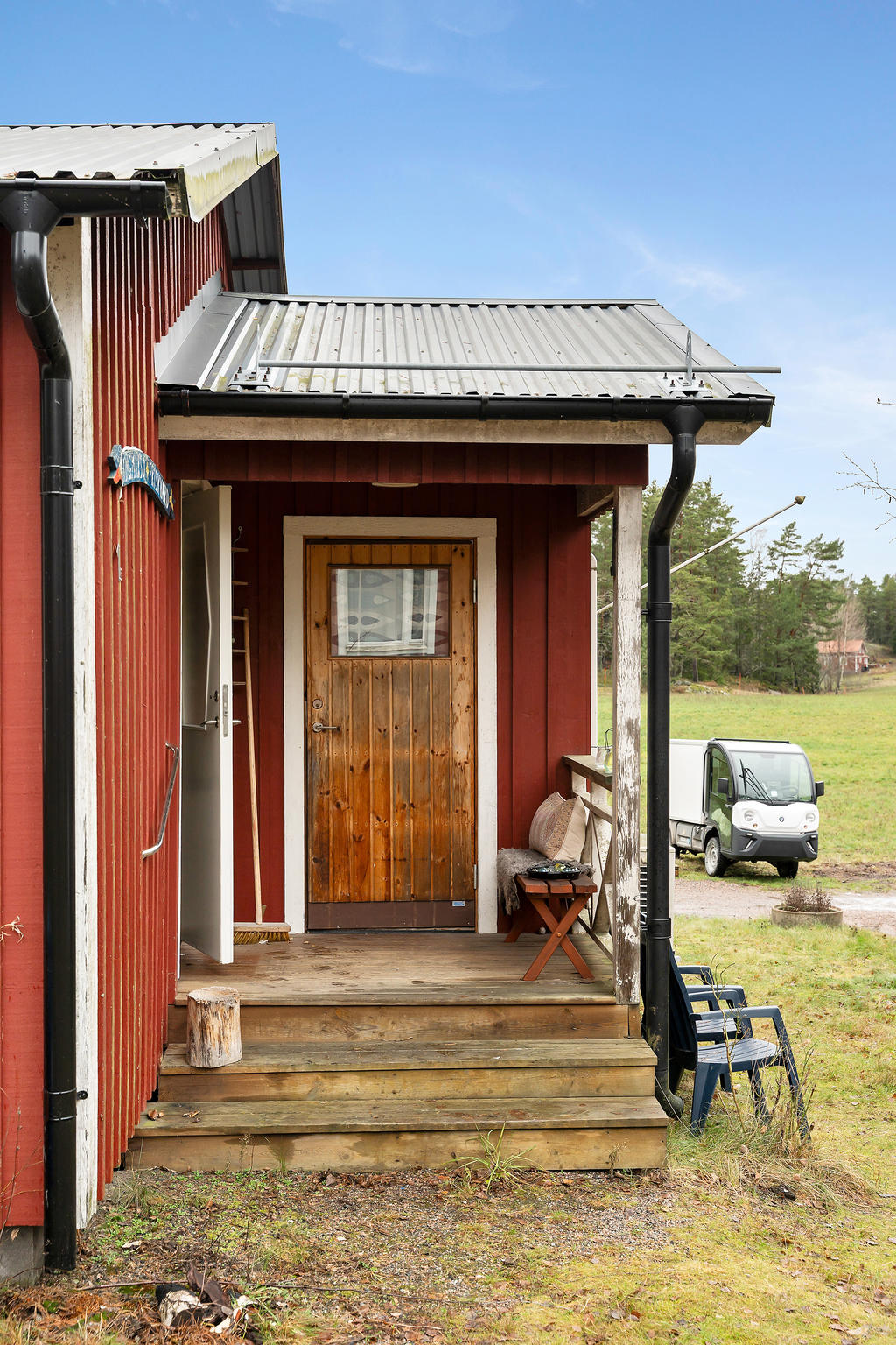 Vid entrén finns ett separat förråd